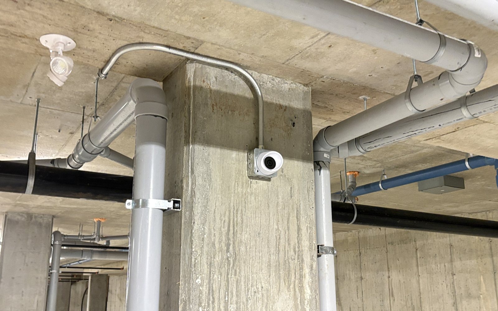 Caméra dans le stationnement intérieur