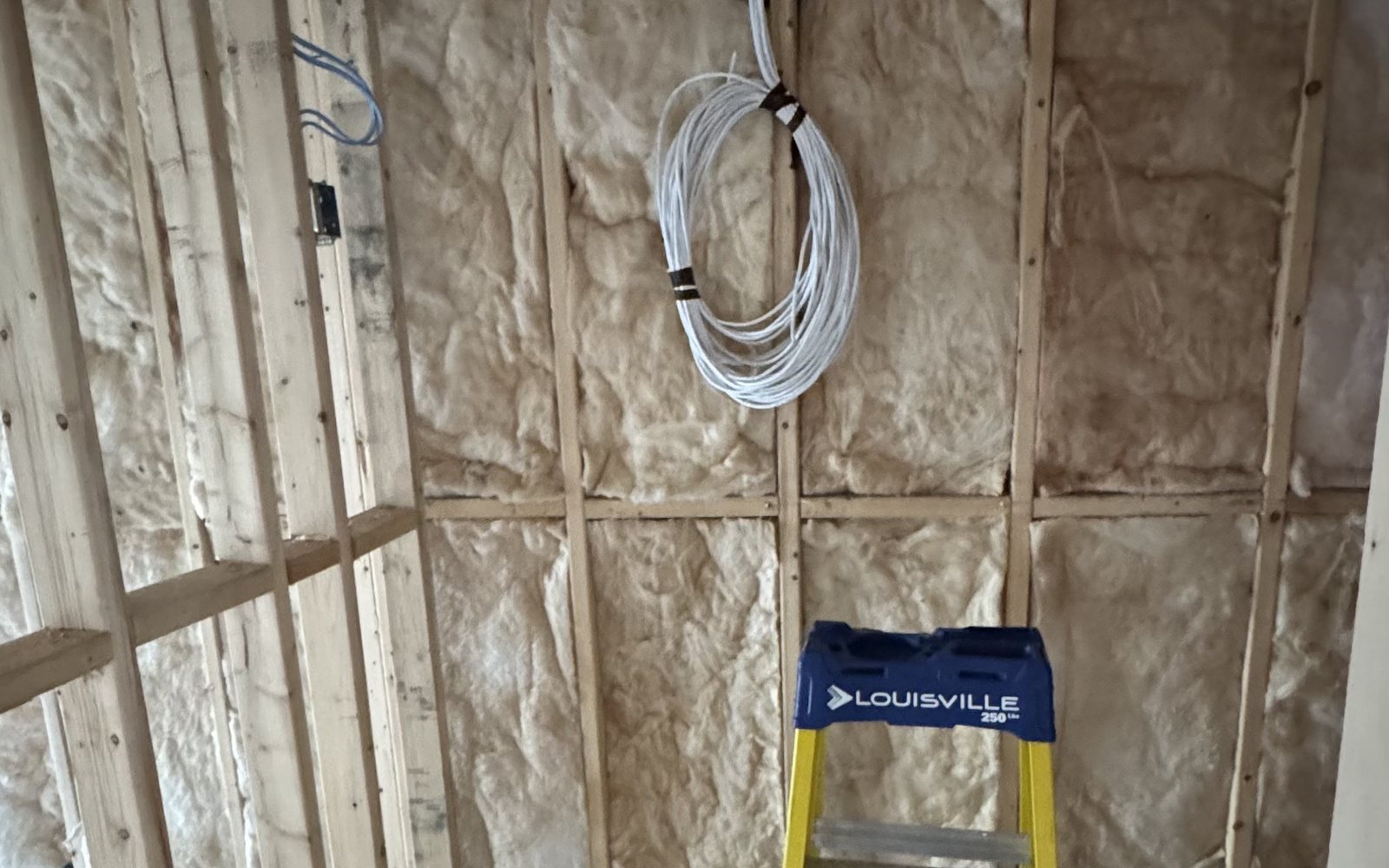 Câblage passé pendant que les murs sont encore ouverts