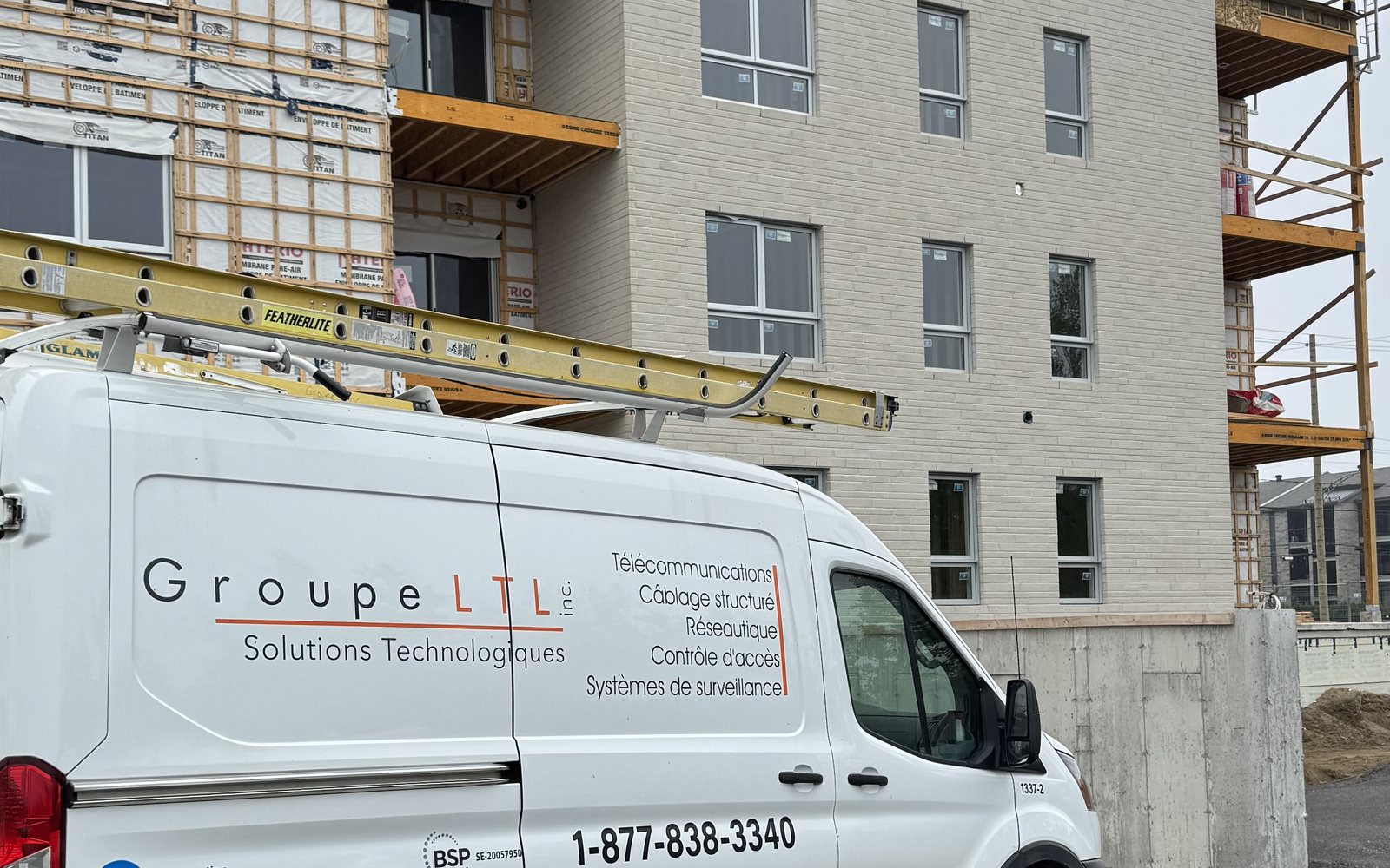 Installation en cours sur un immeuble en construction