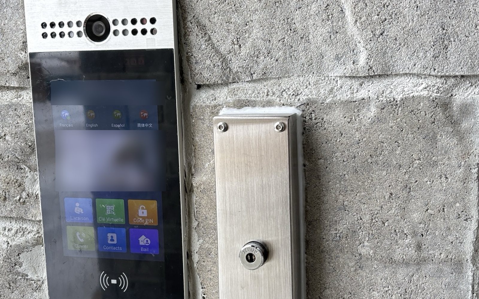 Intercom vidéo Akuvox à l'entrée principale