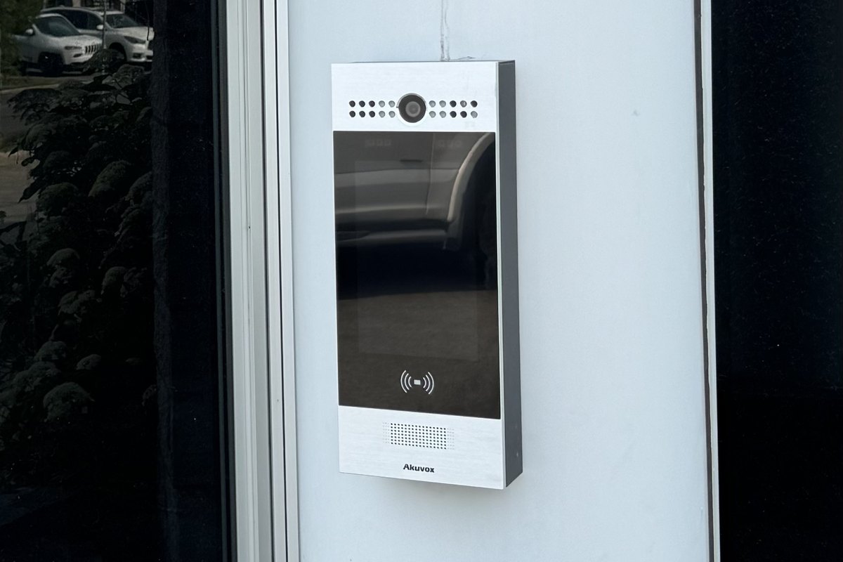Intercom Akuvox sur une entrée vitrée